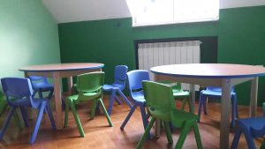 Stolovi i stolice zeleno/plavi