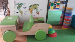 Zeleni automobil i sedalice