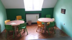 Stolovi i stolice žuto/zeleni